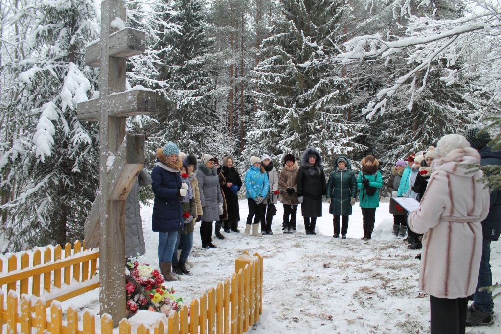 02-митинг у поклонного креста в поселке Куликово.jpg
