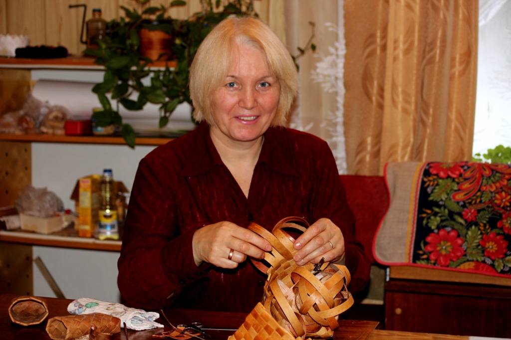 Валентина Николаевна Хатанзейская (с. Лешуконское)-плетение из бересты
